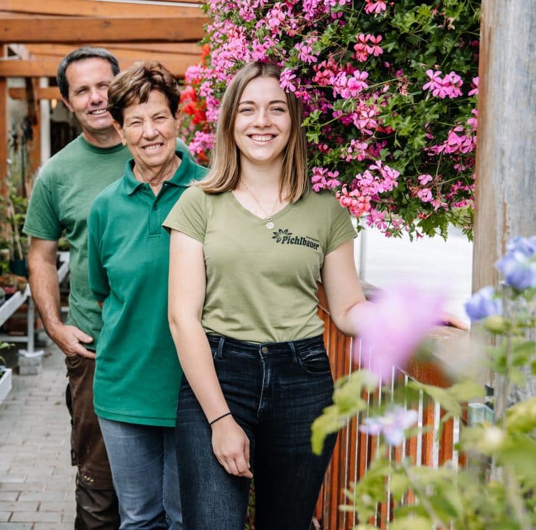 Familie Pichlbauer in ihrer Gärtnerei in Krumbach