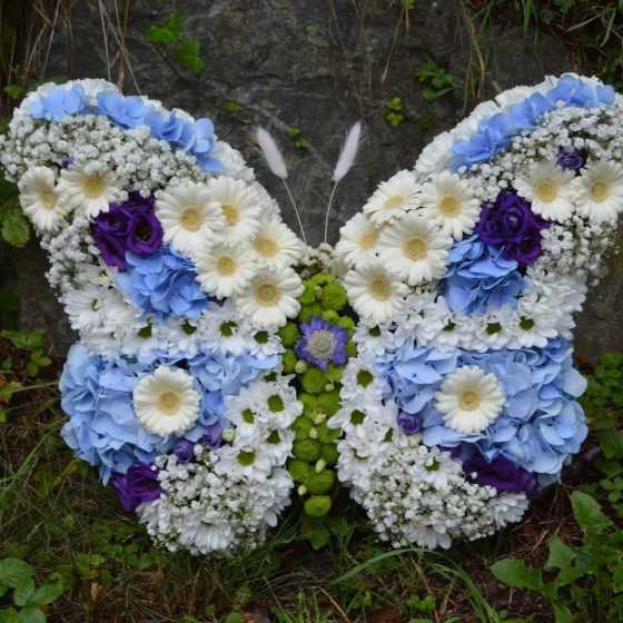 Schmetterling aus Blumen blau & weiß